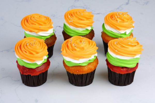 Tricolour cupcakes, India cupcakes, order cupcakes online, buy cupcakes online